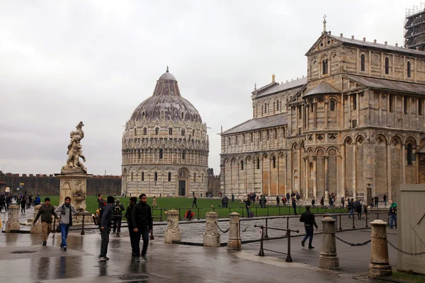 Vista de la Torre Inclinada de Pisa, Baptisterio y la Catedral en P — Foto de Stock