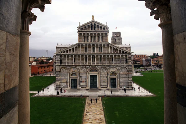 Duomo Cathedral and part of the Pisa Leaning Tower, Pisa, Itália . — Fotografia de Stock