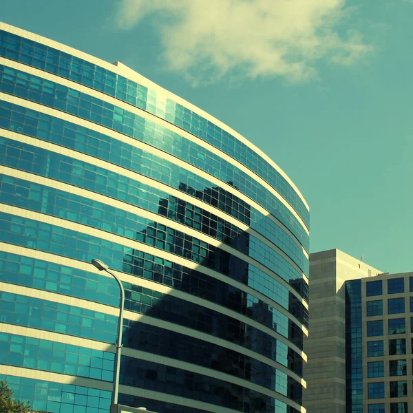Modern épületek, a kék ég háttér — Stock Fotó