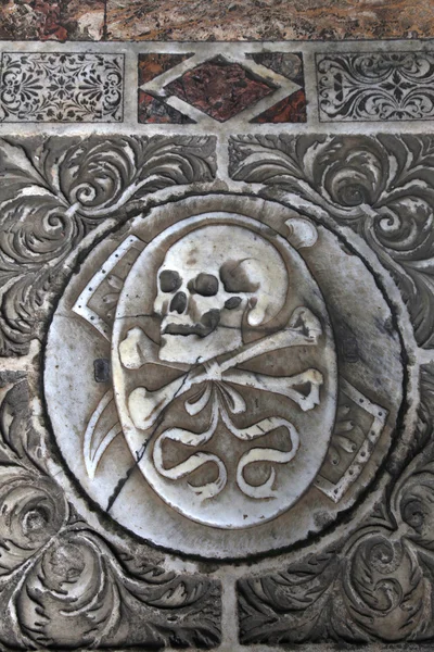头骨上中世纪的大理石墓，比萨，意大利 — 图库照片