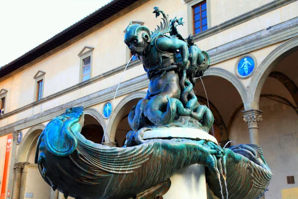 Fonte na Piazza della Santissima Annunziata em Florença, Itália — Fotografia de Stock