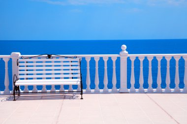 Klasik beyaz korkuluk, tezgah ve boş bakan deniz Teras