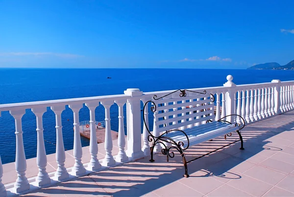 Klassisk hvit balustrade, benk og tom terrasse med utsikt over havet – stockfoto