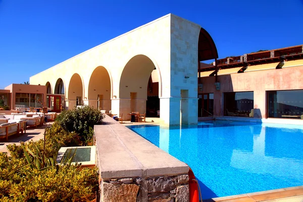 Zomer terras van het hotel met buitenzwembad, Kreta, Griekenland. — Stockfoto