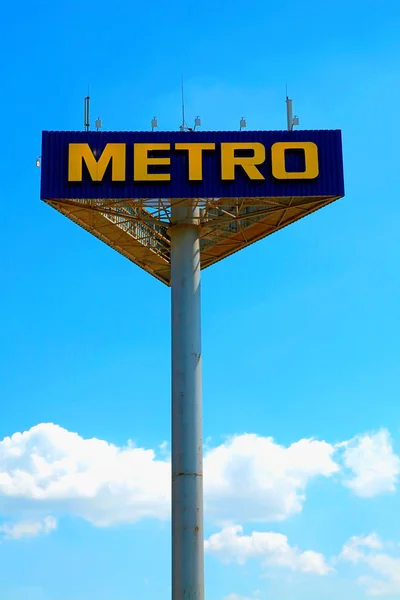 Singboard with logo of the brand Metro — Stock Photo, Image