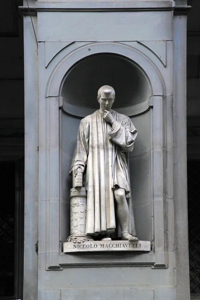 Статуя Никколо Макиавелли, Флоренция, Италия — стоковое фото
