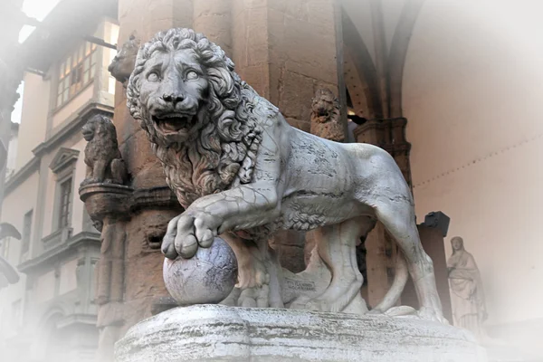 Lion Médicis sur la place Signoria à Florence, Italie — Photo