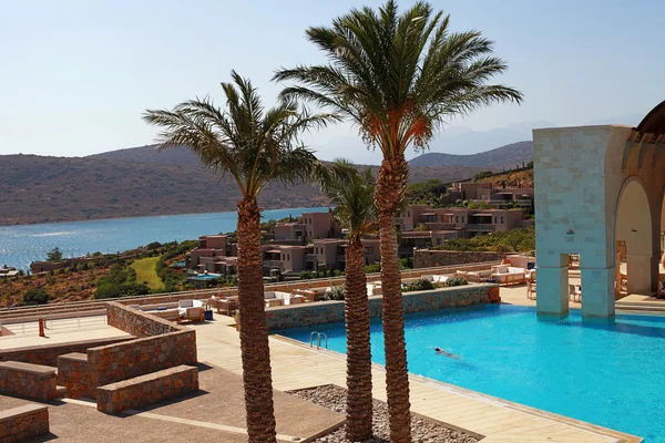 Terraço do hotel de verão com piscina exterior, Creta, Grécia . — Fotografia de Stock