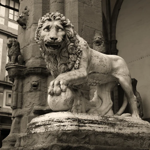 Lion Médicis sur la place Signoria à Florence, Italie — Photo