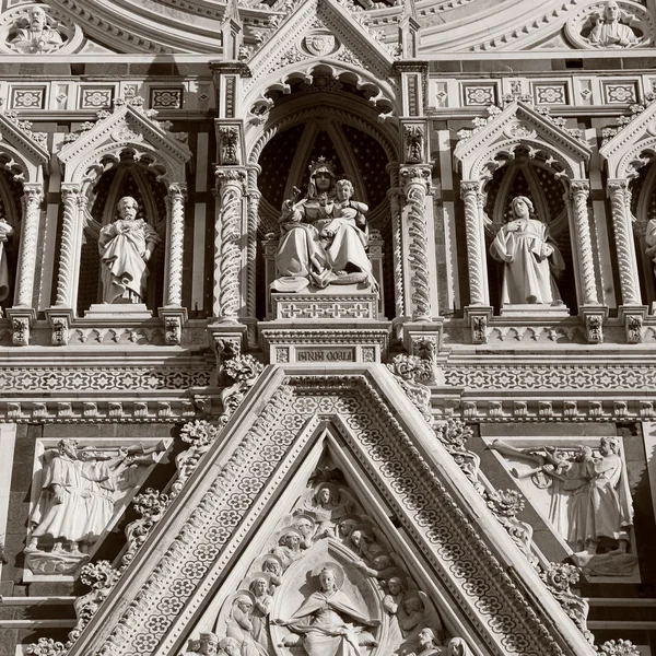 Dettaglio della facciata del Duomo di Firenze . — Foto Stock