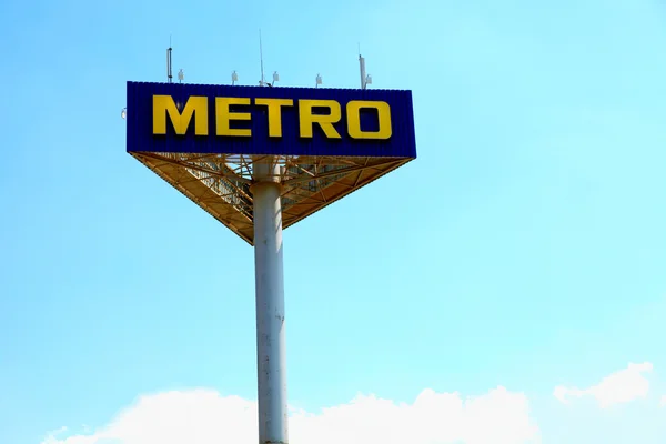 Singboard with logo of the brand Metro — Stock Photo, Image