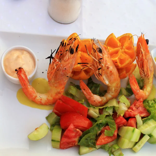 Grilled prawns and vegetable salad,square image — Stock Photo, Image