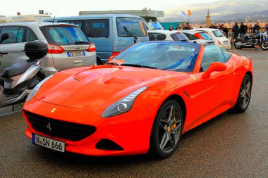 Kırmızı İtalyan cabrio supercar Ferrari California