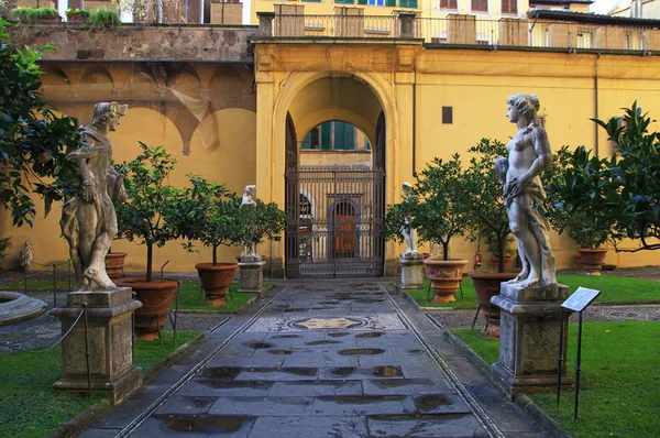 Innergården på medici riccardi palace. Florens, Italien — Stockfoto