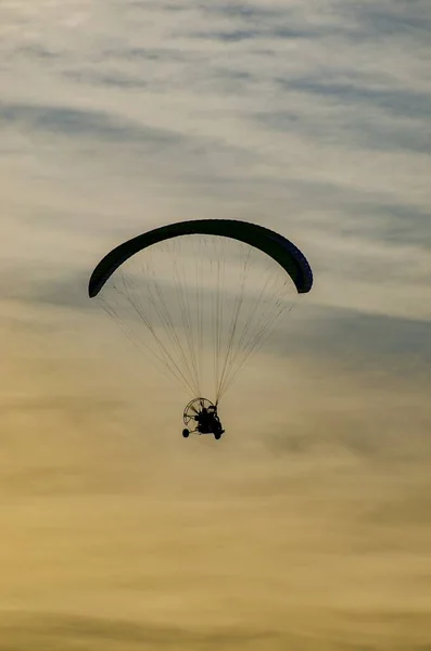 Paraglider Letí Obloze Při Západu Slunce — Stock fotografie