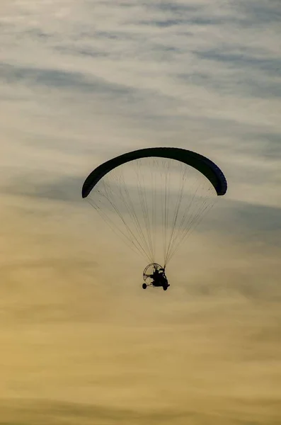 Paraglider Letí Obloze Při Západu Slunce — Stock fotografie