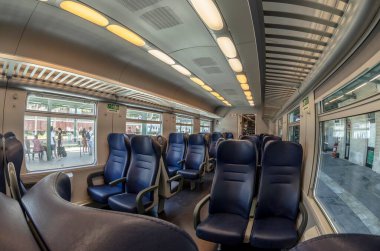 Boş koltuklu bir trenin içini görmek