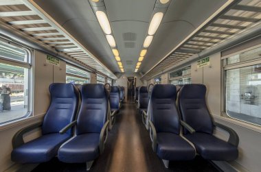 Boş koltuklu bir trenin içini görmek