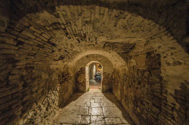 Güney İtalya 'daki eski şehrin karakteristik sokağı.