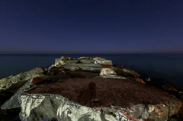 Море Звёздным Ночным Небом Видно Скалы — стоковое фото