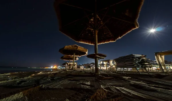 Пляж Берег Пумбреллами Ночное Время — стоковое фото