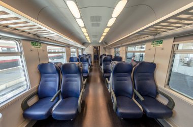 Boş koltuklu bir trenin içini görmek