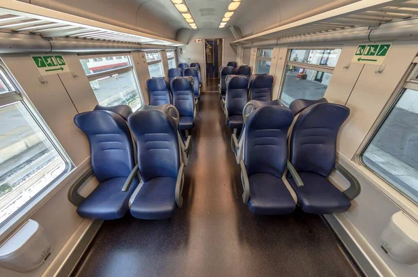 Boş koltuklu bir trenin içini görmek