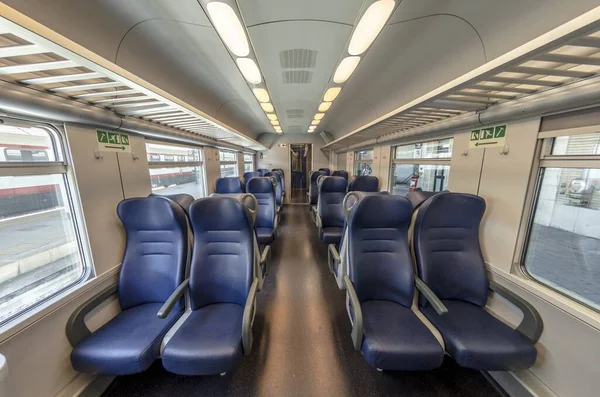 Boş koltuklu bir trenin içini görmek