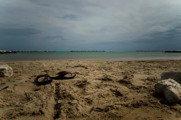 Playa Con Vista Mar Chanclas Primer Plano —  Fotos de Stock