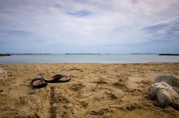 Playa Con Vista Mar Chanclas Primer Plano — Foto de Stock