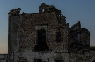 Kırsalın ortasında terk edilmiş bir harabe.