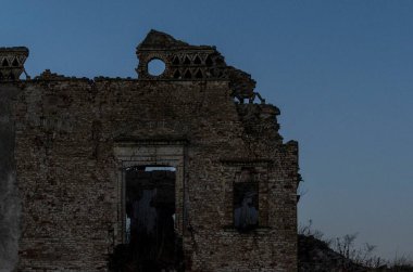 Kırsalın ortasında terk edilmiş bir harabe.