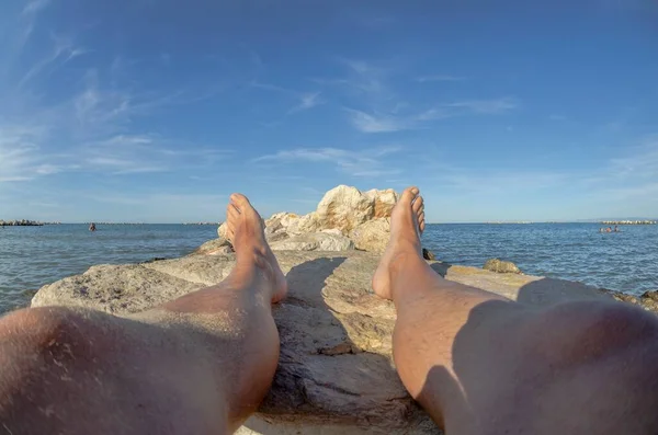 Pies Piernas Joven Tomando Sol Las Rocas Rodeadas Por Mar — Foto de Stock