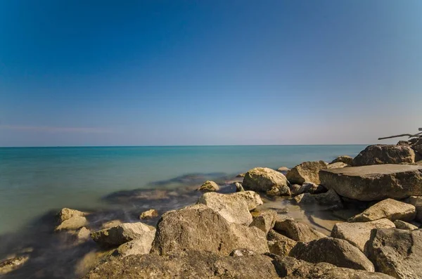 Paisaje Marino Con Rocas Mar Tranquilo — Foto de Stock