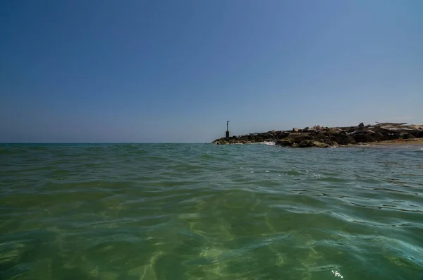Blick Auf Das Meer Wasser Inmitten Der Felsen — Stockfoto