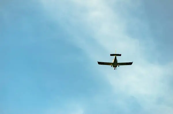Αεροσκάφος Που Πετά Ψηλά Στον Ουρανό — Φωτογραφία Αρχείου