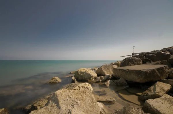 Морской Пейзаж Скалой Старым Заброшенным Маяком — стоковое фото