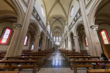 Pescara 'daki İsa' nın Kutsal Yüreği Kilisesi 'nin içinin görüntüsü