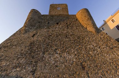 Termoli 'deki Swabian Kalesi' nin ana cephesinin görüntüsü (İtalya)