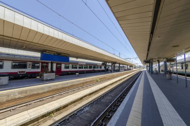 Tren istasyonunda tren raylarda bekliyor.