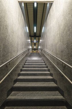 Metro istasyonuna giden bir merdivenin koridoru.