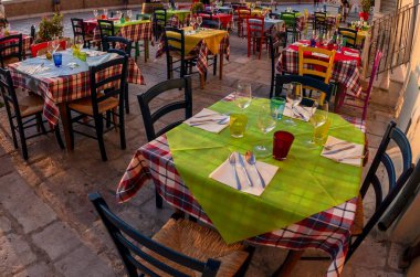 Bir açık hava restoranının caddesindeki masaların manzarası