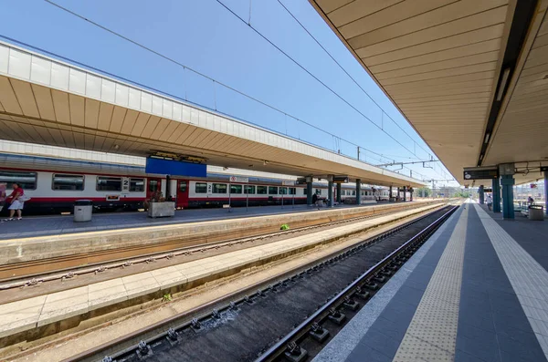 Järnvägsstation Med Tåg Väntar Spåren — Stockfoto