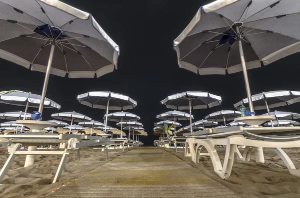 Spiaggia Lido Notte Con Ombrelloni Sdraio — Foto Stock