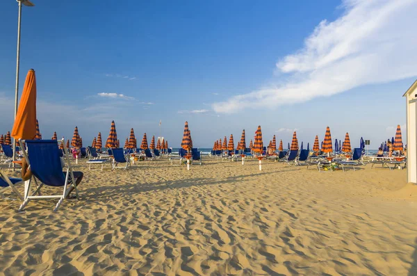 Spiaggia Del Lido Con Ombrelloni Chiusi Una Giornata Ventosa — Foto Stock