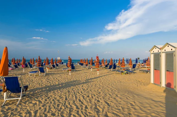 Spiaggia Del Lido Con Ombrelloni Chiusi Una Giornata Ventosa — Foto Stock