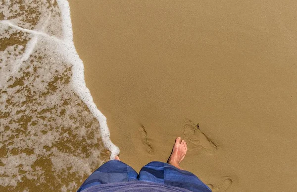 Man Met Voeten Het Water Aan Zee — Stockfoto