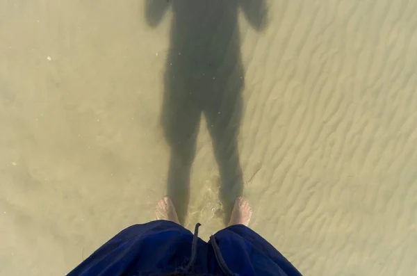 Man Met Voeten Het Water Aan Zee — Stockfoto