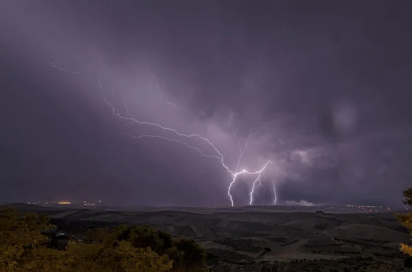 Kırsal kesimdeki bir fırtına sırasında gök gürültülü gök gürültülü ve şimşekli güzel bir gece.