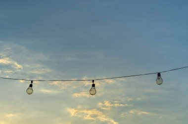 Dışarıda bir sıra ampul asılı.